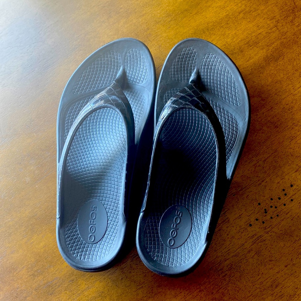 OOFOS Oolala Sandals